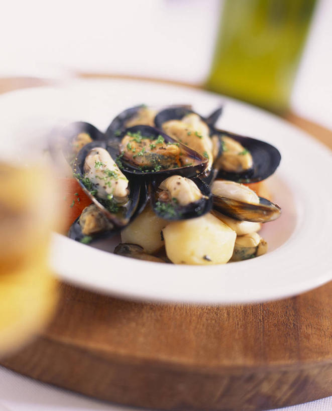 海鲜,红酒,葡萄酒,无人,竖图,俯视,室内,特写,白天,餐桌,桌子,萝卜,胡萝卜,辣椒,蔬菜,土豆,杯子,贝壳,阴影,朦胧,模糊,新鲜,反射,木制,高脚杯,影子,调味,香料,佐料,食品,案板,红酒杯,白葡萄酒,酒类,水产,海洋生物,玻璃制品,酒,砧板,食物,饮料,酒杯,木制品,有机食品,绿色食品,餐台,配料,葡萄酒杯,水生动物,海产品,贻贝,黄萝卜,番萝卜,水生物,海底动物,辣角,红海椒,大椒,辣虎,广椒,馍馍蛋,作料,海虹,淡菜,壳菜,青口,玻璃杯,洋芋,山药蛋,马铃薯,辣子,红萝卜,红辣椒,海椒,甘荀,番椒,彩图,高角度拍摄,丁香萝卜,胡芦菔金,金笋