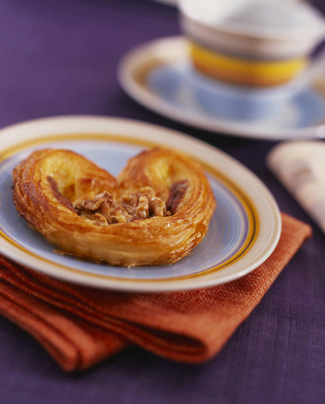 点心,无人,竖图,俯视,室内,特写,白天,餐桌,桌子,杯子,餐具,阴影,反射,布料,瓷器,碟子,盘,影子,食品,甜点,甜品,咖啡杯,陶瓷制品,布纹,小吃,桌布,食物,糕点,一个,盘子,餐巾,碟,台布,甜食,橙色,单个,餐台,瓷杯,蝴蝶酥,餐桌布,彩图,高角度拍摄