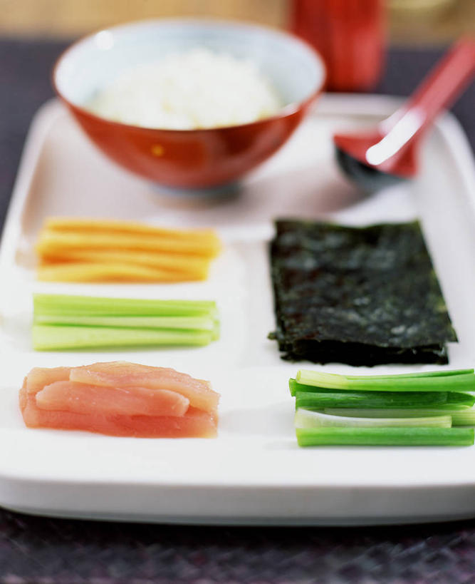 无人,竖图,俯视,室内,特写,白天,烹饪,餐桌,桌子,萝卜,胡萝卜,黄瓜,蔬菜,阴影,朦胧,模糊,新鲜,反射,影子,勺子,陶瓷,海苔,肉,鱼肉,日本料理,料理,食品,陶瓷制品,紫菜,菜肴,美食,肉类,食物,容器,调羹,汤匙,碗,日式料理,日式,佳肴,有机食品,绿色食品,餐台,储藏,储存,黄萝卜,番萝卜,肉食,青瓜,胡瓜,红萝卜,甘荀,彩图,高角度拍摄,条斑紫菜,丁香萝卜,胡芦菔金,金笋,贮存