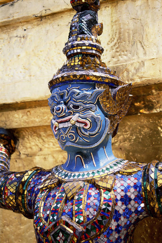 无人,寺庙,站,伸展双臂,竖图,室外,白天,正面,旅游,度假,标志建筑,地标,建筑,雕塑,曼谷,泰国,亚洲,阴影,节日,艺术,装饰,光线,雕刻,雕像,影子,首都,燃烧,文化,娱乐,建设,阳光,香火,工艺品,庙宇,祈祷,站着,享受,休闲,健康,旅游胜地,放松,许愿,宗教,东南亚,信仰,纪念,玉佛寺,祈求,美术,主题,陈列,泰王国,大皇宫,功能,美学,曼谷皇宫,平安,敞开双臂,伸开双臂,展开双肩,站立,张开手臂,张开双臂,半身,彩图,皇宫,庙,寺