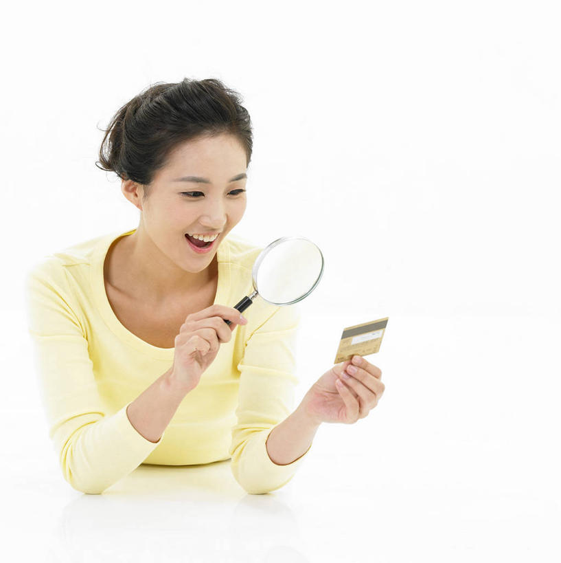 东方人,一个人,坐,笑,微笑,露齿笑,竖图,室内,白天,白色背景,正面,信用卡,仪器,桌面,桌子,亚洲,仅一个年轻女性,仅一个女性,仅一个人,握,阴影,服装,检查,反射,分析,科学,木制,放大镜,影子,木桌,拿,拿着,注视,休闲装,黄种人,衣服,木制品,观察,看,休闲,休闲服,卡,清晰,探索,握着,储蓄卡,摄影,服饰,影棚,放大,观看,仔细,透镜,察看,凸透镜,聚焦,关注,光学,清楚,银行卡,年轻女性,女人,女性,亚洲人,坐着,半身,彩图,影棚拍摄,拍摄,木桌子