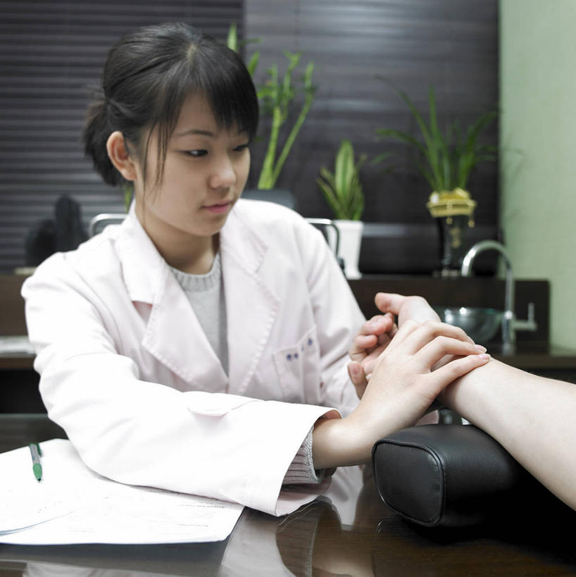 东方人,两个人,医生,病人,办公室,医院,坐,竖图,室内,白天,正面,工作服,制服,植物,家具,桌子,亚洲,阴影,服装,反射,材料,档案,盆栽,文件,影子,纸,办公桌,盆景,注视,黄种人,衣服,绿色,自然,手稿,资料,观察,记录,看,医护人员,医疗人员,服饰,生长,成长,观看,证明,察看,衣着,穿着,关注,文档,病患,把脉,医疗机构,记载,办公家具,工作制服,衣饰,记实,纪录,切脉,评脉,年轻女性,女人,女性,亚洲人,大夫,患者,就医者,坐着,半身,彩图,工作套服,病院,诊所,病历