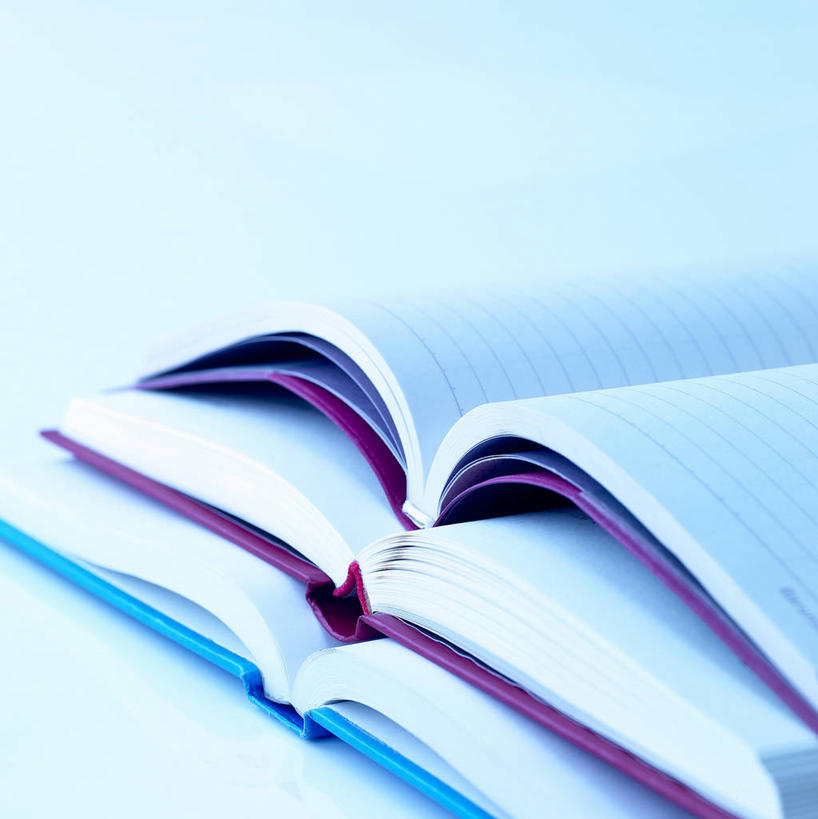 无人,竖图,室内,特写,白天,正面,静物,书籍,一排,蓝色背景,整齐,排列,蓝色,紫色,书本,打开,三本,摄影,影棚,堆,开启,队列,书,图书,彩图,影棚拍摄,拍摄