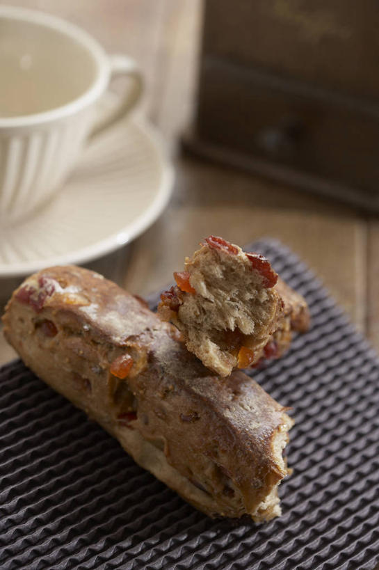 点心,面包,无人,竖图,俯视,室内,特写,白天,餐桌,桌子,葡萄,杯子,餐具,阴影,反射,瓷器,碟子,盘,影子,食品,面点,咖啡杯,陶瓷制品,食物,糕点,一个,盘子,餐巾,碟,葡萄干,单个,餐台,瓷杯,乌珠木,保洁方巾,口布,山葫芦,蒲桃,草龙珠,彩图,高角度拍摄,葡萄干面包