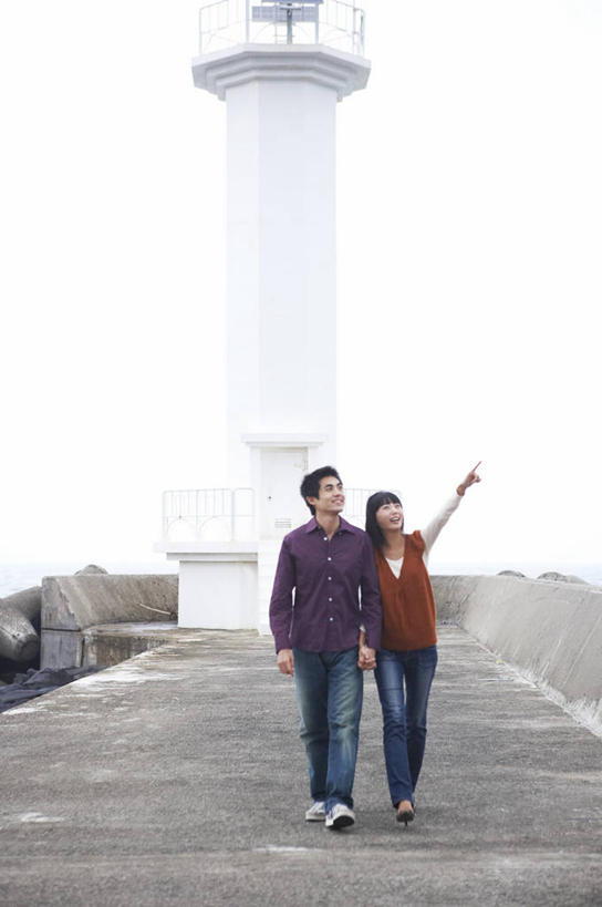 东方人,两个人,家庭,夫妻,走,举,竖图,室外,白天,正面,爱情,安全,道路,亚洲,勾,挽,指,服装,裤子,信息,防护,灯塔,交通,浪漫,注视,牛仔裤,休闲装,黄种人,方向,衣服,天空,天,观察,看,手势,托,休闲,温暖,温馨,一家人,休闲服,恩爱,勾着,恋人,服饰,观看,引导,指引,保护,和睦,察看,指向,食指,关注,保险,挽着,防波堤,保全,周全,安稳,安定,航标,平安,男人,男性,年轻男性,年轻女性,女人,女性,亚洲人,年轻人,夫妇,情侣,步行,举起,举手,举着,散步,抬头,向上举,向上伸,向上托,仰头,走路,彩图,全身,破浪堤,伴侣,融洽,导航