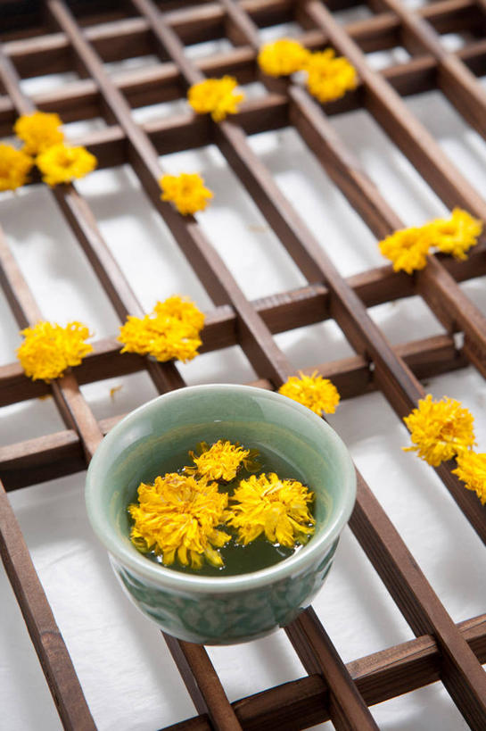 无人,竖图,俯视,室内,特写,白天,爱情,幸福,餐桌,茶,桌子,蒲公英,阴影,盛开,反射,影子,茶叶,饮品,花蕾,娱乐,花,花瓣,花朵,鲜花,黄色,花茶,花苞,花蕊,享受,休闲,温馨,放松,乐趣,保健,养生,餐台,花草茶,舒适,香花茶,香片,熏花茶,开朗,蒲公草,尿床草,黄花地丁,彩图,高角度拍摄,蒲公英茶