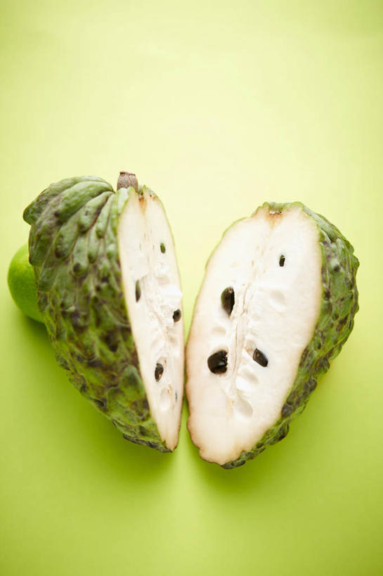 无人,竖图,俯视,室内,特写,白天,餐桌,桌子,水果,绿色背景,阴影,新鲜,反射,影子,生食,食品,果实,食物,两个,番荔枝,摄影,有机食品,绿色食品,影棚,餐台,横截面,剖面,释迦,佛头果,凤梨释迦,蜜释迦,释迦凤梨,截面,截面图形,彩图,高角度拍摄,影棚拍摄,拍摄