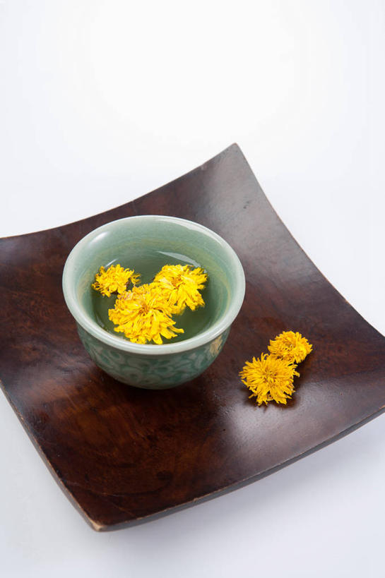 无人,竖图,俯视,室内,特写,白天,白色背景,爱情,幸福,餐桌,茶,桌子,蒲公英,杯子,餐具,阴影,盛开,反射,碟子,盘,影子,茶叶,饮品,花蕾,娱乐,花,花瓣,花朵,鲜花,黄色,盘子,水杯,碟,花茶,花苞,花蕊,享受,休闲,温馨,放松,乐趣,保健,养生,摄影,影棚,餐台,花草茶,舒适,香花茶,香片,熏花茶,开朗,茶杯,蒲公草,尿床草,黄花地丁,彩图,高角度拍摄,影棚拍摄,拍摄,蒲公英茶