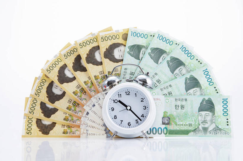 无人,横图,室内,特写,白天,白色背景,正面,钱,静物,闹钟,许多,阴影,环绕,围绕,反射,钱币,影子,很多,环抱,一个,钞票,金融,纸币,摄影,影棚,韩币,经济,单个,流通,纸钞,贸易,萦绕,货币,现金,彩图,影棚拍摄,拍摄,圜