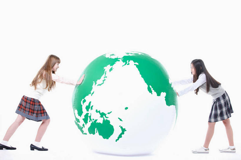 东方人,西方人,儿童,两个人,伙伴,朋友,站,横图,室内,白天,白色背景,侧面,裙子,制服,友谊,纯洁,仪器,海洋,地图,欧洲,欧洲人,亚洲,撑,弯腰,服装,网格,地球仪,线条,世界地图,地球,陆地,全球,注视,黄种人,球,小孩,经纬线,模型,观察,看,站着,球体,同学,校服,可爱,童年,童趣,短裙,摄影,地理,国家,影棚,观看,半身裙,百褶裙,大陆,察看,世界,撑着,校友,关注,纬线,版图,经线,童真,烂漫,无邪,学生服,经纬仪,地理学,弯身,同窗,学友,天真,友情,女孩,女人,女性,白种人,亚洲人,站立,彩图,全身,影棚拍摄,拍摄,大洋,大洲,女生