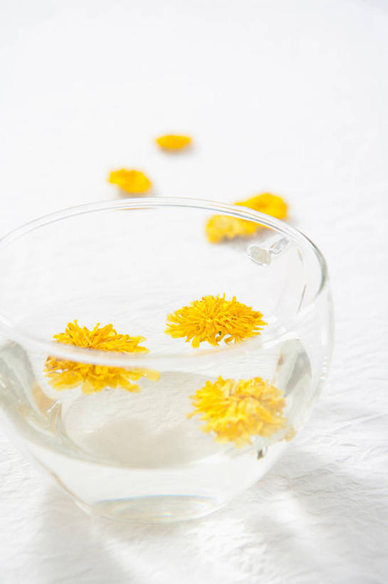 无人,竖图,室内,特写,白天,白色背景,正面,幸福,餐桌,茶,桌子,杯子,许多,阴影,朦胧,模糊,盛开,反射,影子,茶叶,饮品,很多,花蕾,娱乐,玻璃制品,花,花瓣,花朵,鲜花,一个,黄色,白色,水杯,花茶,花苞,花蕊,享受,休闲,温馨,放松,乐趣,保健,养生,摄影,影棚,单个,餐台,花草茶,舒适,香花茶,香片,熏花茶,玻璃杯,彩图,影棚拍摄,拍摄,蒲公英茶