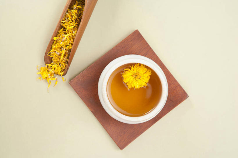 无人,横图,俯视,室内,特写,白天,爱情,幸福,餐桌,茶,桌子,蒲公英,杯子,一堆,许多,阴影,堆叠,堆积,黄色背景,反射,影子,茶叶,杯垫,饮品,很多,娱乐,一个,黄色,水杯,垫子,花茶,享受,休闲,温馨,放松,乐趣,保健,养生,摄影,影棚,单个,餐台,堆,花草茶,舒适,香花茶,香片,熏花茶,开朗,茶杯,蒲公草,尿床草,黄花地丁,彩图,高角度拍摄,影棚拍摄,拍摄,蒲公英茶