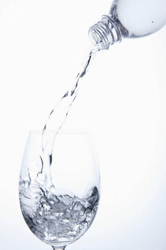 竖图,室内,特写,白天,白色背景,正面,水,杯子,倒,阴影,飞溅,溅,反射,高脚杯,液体,影子,红酒杯,饮用水,玻璃制品,一个,白色,酒杯,瓶子,塑料制品,矿泉水,塑料瓶,摄影,影棚,单个,葡萄酒杯,喷洒,蒸馏水,玻璃杯,半身,彩图,影棚拍摄,拍摄