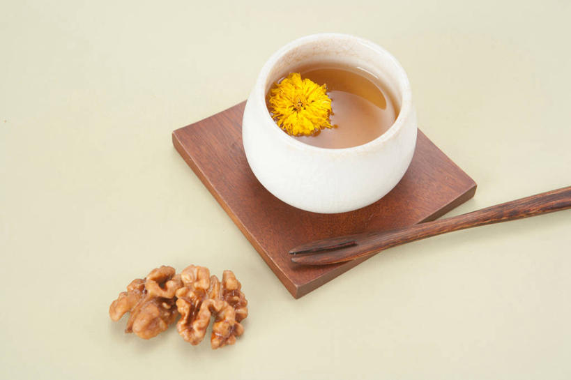 无人,横图,俯视,室内,特写,白天,爱情,幸福,餐桌,茶,桌子,蒲公英,杯子,餐具,一本,阴影,盛开,反射,叉子,影子,核桃,茶叶,坚果,果实,饮品,花蕾,娱乐,花,花瓣,花朵,鲜花,两个,一朵,一个,黄色,绿色,水杯,干果,花茶,花苞,花蕊,享受,休闲,温馨,放松,乐趣,保健,养生,单个,餐台,花草茶,舒适,餐叉,胡桃,羌桃,香花茶,香片,熏花茶,开朗,茶杯,进餐用具,蒲公草,尿床草,黄花地丁,彩图,高角度拍摄,蒲公英茶