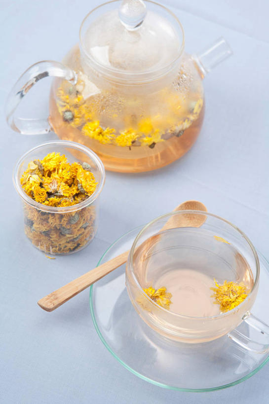 无人,竖图,俯视,室内,特写,白天,幸福,餐桌,茶,桌子,杯子,一堆,许多,阴影,堆叠,堆积,蓝色背景,朦胧,模糊,盛开,反射,壶,影子,茶叶,饮品,很多,花蕾,娱乐,玻璃制品,水壶,花,花瓣,花朵,鲜花,一个,黄色,蓝色,茶壶,容器,水杯,花茶,花苞,花蕊,享受,休闲,温馨,放松,乐趣,保健,养生,摄影,影棚,单个,餐台,堆,花草茶,舒适,香花茶,香片,熏花茶,玻璃杯,茶杯,彩图,高角度拍摄,影棚拍摄,拍摄,蒲公英茶