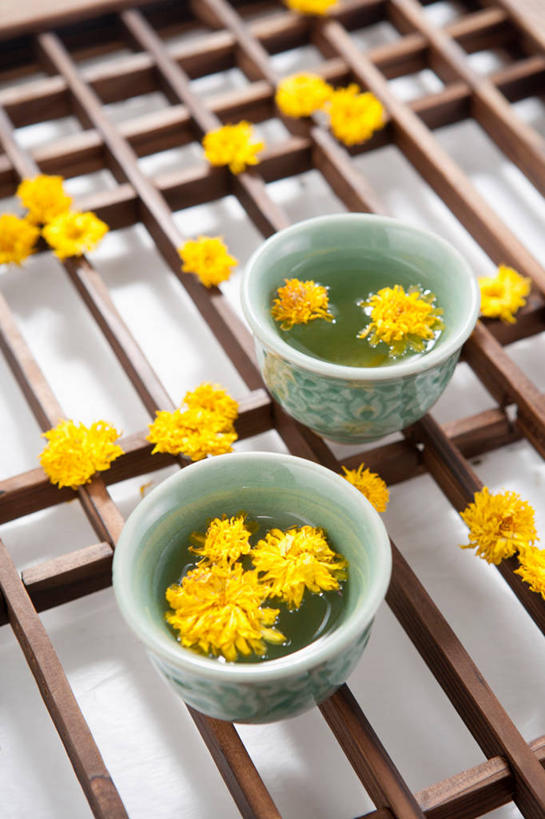 无人,竖图,俯视,室内,特写,白天,白色背景,爱情,幸福,茶,蒲公英,杯子,盛开,陶瓷,茶叶,陶瓷制品,饮品,花蕾,娱乐,花,花瓣,花朵,鲜花,两个,黄色,水杯,花茶,花苞,花蕊,享受,休闲,温馨,放松,乐趣,保健,养生,摄影,影棚,花草茶,舒适,香花茶,香片,熏花茶,开朗,茶杯,蒲公草,尿床草,黄花地丁,彩图,高角度拍摄,影棚拍摄,拍摄,蒲公英茶