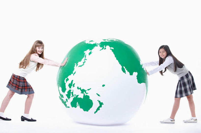东方人,西方人,儿童,两个人,伙伴,朋友,站,笑,微笑,露齿笑,横图,室内,白天,白色背景,侧面,裙子,制服,友谊,仪器,海洋,地图,欧洲,欧洲人,亚洲,撑,阴影,服装,反射,网格,地球仪,线条,影子,世界地图,地球,陆地,全球,扭头,注视,黄种人,球,小孩,经纬线,模型,观察,看,站着,转头,球体,同学,校服,短裙,摄影,地理,国家,影棚,观看,半身裙,百褶裙,大陆,察看,世界,撑着,校友,关注,纬线,版图,经线,学生服,经纬仪,地理学,同窗,学友,友情,女孩,女人,女性,白种人,亚洲人,站立,彩图,全身,影棚拍摄,拍摄,大洋,大洲,女生
