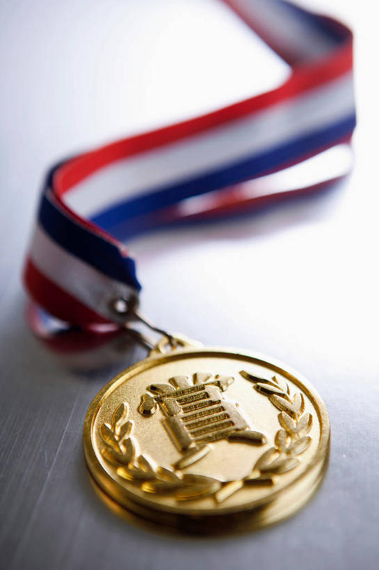 无人,竖图,室内,特写,白天,白色背景,正面,成功,胜利,静物,阴影,朦胧,模糊,反射,标志,文字,影子,字符,标识,一个,汉字,光彩,摄影,影棚,单个,中文,奖牌,金牌,荣誉,奖品,国文,华文,荣耀,光荣,彩图,影棚拍摄,拍摄