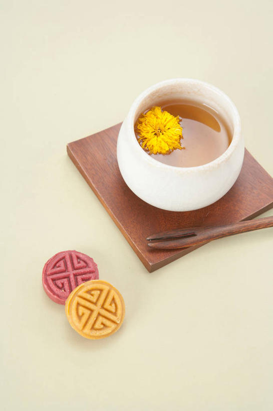 点心,无人,竖图,俯视,室内,特写,白天,爱情,幸福,茶,蒲公英,杯子,餐具,盛开,叉子,碟子,盘,茶叶,食品,甜点,甜品,饮品,花蕾,娱乐,花,花瓣,花朵,鲜花,食物,糕点,两个,一个,盘子,水杯,碟,甜食,花茶,花苞,花蕊,享受,休闲,温馨,放松,乐趣,保健,养生,摄影,影棚,单个,花草茶,舒适,餐叉,香花茶,香片,熏花茶,开朗,茶杯,进餐用具,蒲公草,尿床草,黄花地丁,彩图,高角度拍摄,影棚拍摄,拍摄,蒲公英茶