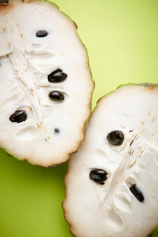 无人,竖图,俯视,室内,特写,白天,水果,绿色背景,阴影,新鲜,反射,影子,生食,食品,果实,食物,两个,番荔枝,摄影,有机食品,绿色食品,影棚,横截面,剖面,释迦,佛头果,凤梨释迦,蜜释迦,释迦凤梨,截面,截面图形,彩图,高角度拍摄,影棚拍摄,拍摄