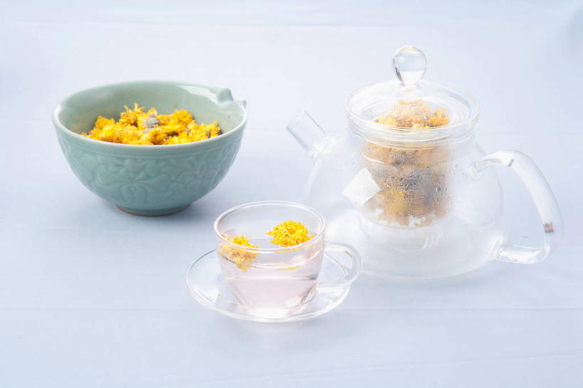 无人,横图,室内,特写,白天,白色背景,正面,爱情,幸福,餐桌,茶,桌子,蒲公英,杯子,阴影,盛开,反射,影子,陶瓷,茶叶,陶瓷制品,饮品,花蕾,娱乐,花,花瓣,花朵,鲜花,黄色,容器,水杯,碗,花茶,花苞,花蕊,享受,休闲,温馨,放松,乐趣,保健,养生,摄影,影棚,餐台,储藏,花草茶,舒适,储存,香花茶,香片,熏花茶,开朗,茶杯,蒲公草,尿床草,黄花地丁,彩图,影棚拍摄,拍摄,蒲公英茶,贮存