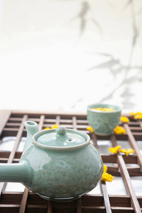 无人,竖图,室内,特写,白天,白色背景,正面,爱情,幸福,餐桌,茶,桌子,蒲公英,杯子,阴影,盛开,反射,壶,影子,陶瓷,茶叶,陶瓷制品,饮品,花蕾,娱乐,水壶,花,花瓣,花朵,鲜花,黄色,茶壶,容器,水杯,花茶,花苞,花蕊,享受,休闲,温馨,放松,乐趣,保健,养生,摄影,影棚,餐台,花草茶,舒适,香花茶,香片,熏花茶,开朗,茶杯,蒲公草,尿床草,黄花地丁,彩图,影棚拍摄,拍摄,蒲公英茶