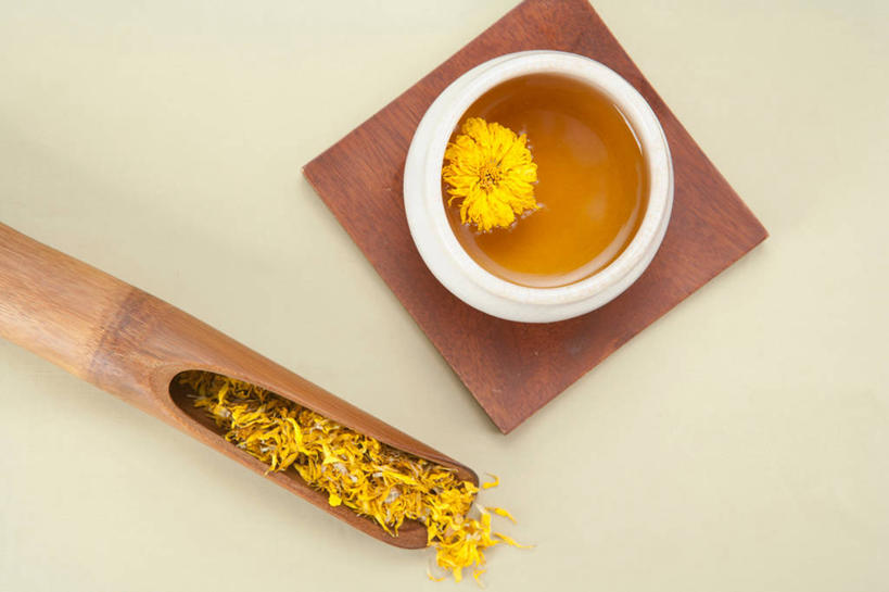 无人,横图,俯视,室内,特写,白天,爱情,幸福,茶,蒲公英,杯子,阴影,盛开,反射,影子,陶瓷,茶叶,陶瓷制品,饮品,花蕾,娱乐,畚箕,花,花瓣,花朵,鲜花,黄色,水杯,花茶,花苞,花蕊,享受,休闲,温馨,放松,乐趣,保健,养生,摄影,影棚,簸箕,花草茶,舒适,香花茶,香片,熏花茶,开朗,茶杯,蒲公草,尿床草,黄花地丁,彩图,高角度拍摄,影棚拍摄,拍摄,蒲公英茶