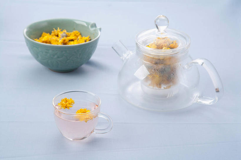 无人,横图,俯视,室内,特写,白天,爱情,幸福,餐桌,茶,桌子,蒲公英,杯子,阴影,盛开,反射,壶,影子,陶瓷,茶叶,陶瓷制品,饮品,花蕾,娱乐,水壶,花,花瓣,花朵,鲜花,黄色,茶壶,容器,水杯,碗,花茶,花苞,花蕊,享受,休闲,温馨,放松,乐趣,保健,养生,摄影,影棚,餐台,储藏,花草茶,舒适,储存,香花茶,香片,熏花茶,开朗,茶杯,蒲公草,尿床草,黄花地丁,彩图,高角度拍摄,影棚拍摄,拍摄,蒲公英茶,贮存