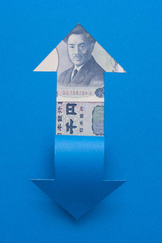 无人,竖图,俯视,室内,特写,白天,钱,静物,阴影,艺术,反射,日文,标志,钱币,文字,影子,纸艺,字符,手工艺品,方向,文化,标识,箭头,蓝色,纸制品,工艺品,剪纸,钞票,金融,纸币,经济,日元,高雅,指向,流通,纸钞,贸易,簇,自信心,品位,日语,剪画,刻纸,货币,现金,彩图,高角度拍摄,日本银行券,日圆