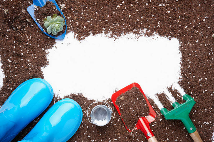 无人,横图,俯视,室内,特写,白天,桌面,桌子,鞋子,叶子,金属制品,一堆,一双,许多,阴影,堆叠,堆积,反射,金属,叉子,铲子,工具,铁桶,桶,影子,雨鞋,雨靴,泥土,土壤,绿叶,很多,靴子,两个,一个,红色,蓝色,白色,容器,嫩叶,单个,储藏,堆,储存,胶鞋,农具,耕具,叶,叶片,彩图,高角度拍摄,干草叉,贮存