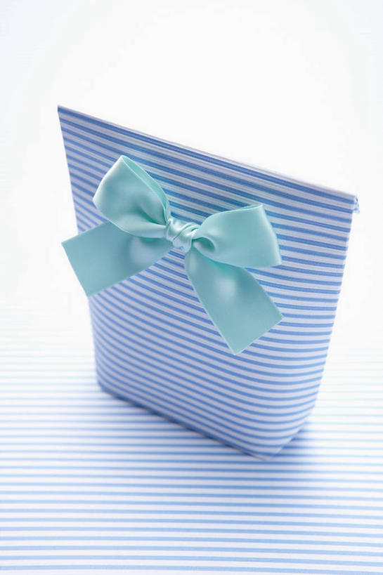 无人,竖图,俯视,室内,特写,白天,桌面,桌子,静物,袋子,礼物,阴影,蓝色背景,条纹,朦胧,模糊,反射,包装袋,丝绸,丝带,影子,纸袋,缎带,绸带,一个,蓝色,蝴蝶结,摄影,礼品,影棚,单个,礼品袋,彩图,高角度拍摄,影棚拍摄,拍摄