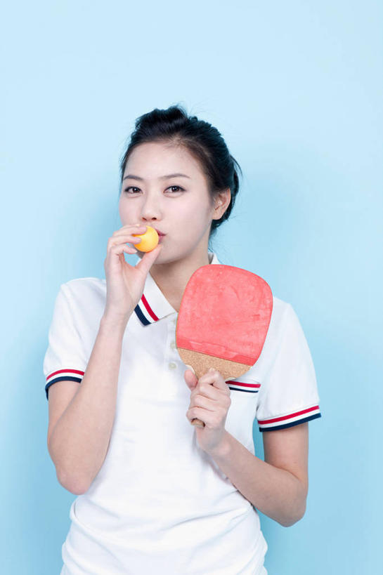 东方人,一个人,运动员,站,竖图,室内,白天,正面,运动服,亚洲,仅一个年轻女性,仅一个女性,仅一个人,握,阴影,蓝色背景,服装,反射,影子,乒乓球拍,乒乓球装备,球拍,注视,黄种人,运动器械,一个,衣服,黄色,红色,蓝色,观察,看,站着,健身器械,握着,遮,遮掩,摄影,服饰,影棚,单个,观看,察看,掩盖,遮挡,衣着,穿着,关注,健身器材,遮盖,掩饰,乒乓球球拍,衣饰,乒乓球,乒乓球运动,年轻女性,女人,女性,亚洲人,体育运动员,运动选手,站立,半身,彩图,影棚拍摄,拍摄,乒乓球运动员,运动器材,运动装