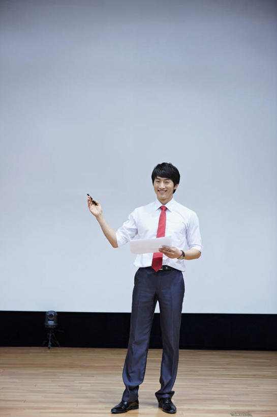 东方人,一个人,商务人士,商务男性,站,竖图,室内,白天,正面,衬衫,地板,亚洲,仅一个男性,仅一个人,阴影,套装,反射,材料,档案,文件,影子,纸,领带,地面,注视,黄种人,木地板,仅一个年轻男性,手稿,资料,观察,看,演讲,站着,报告,观看,证明,察看,象征,演说,庄重,关注,文档,商务装,身份,宣传,工薪阶层,正式,地位,鼓动,讲演,男人,男性,年轻男性,亚洲人,白领,上班族,站立,彩图,全身,衬衣