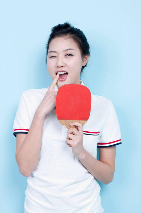 东方人,一个人,运动员,站,笑,微笑,露齿笑,竖图,室内,白天,正面,运动服,亚洲,仅一个年轻女性,仅一个女性,仅一个人,握,蓝色背景,服装,乒乓球拍,乒乓球装备,球拍,拿,拿着,注视,黄种人,运动器械,衣服,红色,观察,看,站着,健身器械,握着,摄影,服饰,影棚,观看,察看,衣着,穿着,关注,健身器材,乒乓球球拍,衣饰,乒乓球,乒乓球运动,年轻女性,女人,女性,亚洲人,体育运动员,运动选手,站立,半身,彩图,影棚拍摄,拍摄,乒乓球运动员,运动器材,运动装