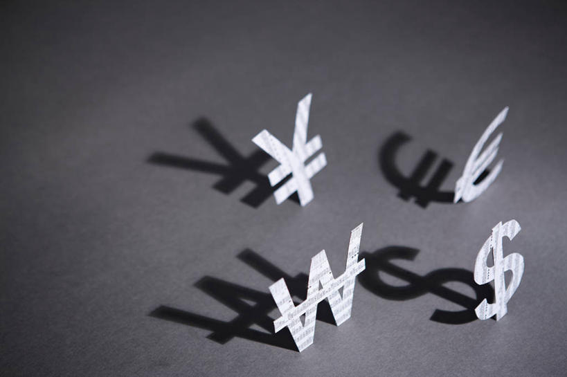 无人,横图,俯视,室内,特写,白天,钱,美元,静物,阴影,灰色背景,反射,标志,钱币,文字,影子,美金,标识,四个,金融,摄影,影棚,经济,美圆,流通,贸易,货币,美元符号,现金,彩图,高角度拍摄,影棚拍摄,拍摄,欧元符号,人民币符号