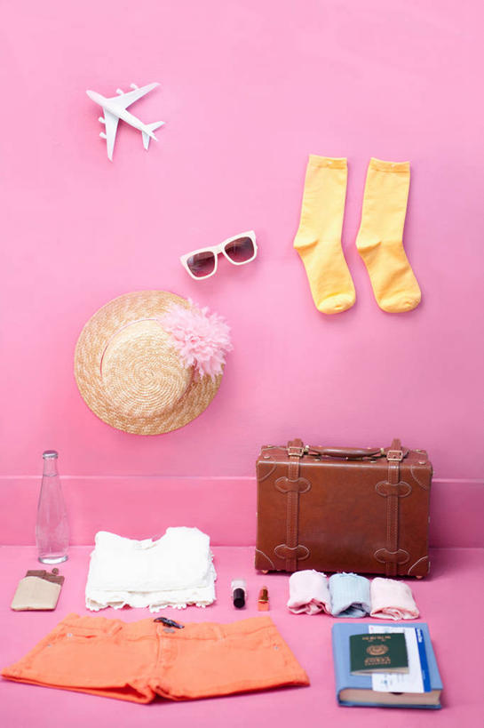 无人,竖图,室内,白天,正面,飞机,帽子,手提箱,书籍,一副,阴影,粉色背景,反射,草帽,纺织物,罐子,旅行箱,墨镜,眼镜,影子,交通,航空,袜子,玻璃制品,本子,玻璃瓶,模型,瓶子,容器,太阳镜,太阳眼镜,行李箱,书本,箱子,毛巾,交通工具,清洁,遮阳镜,运输,摄影,影棚,储藏,保暖,出差,护照,证明,客机,通行,储存,载具,身份,透气,防水,储水,耐磨,吸水,书,图书,彩图,影棚拍摄,旅行,拍摄,贮存