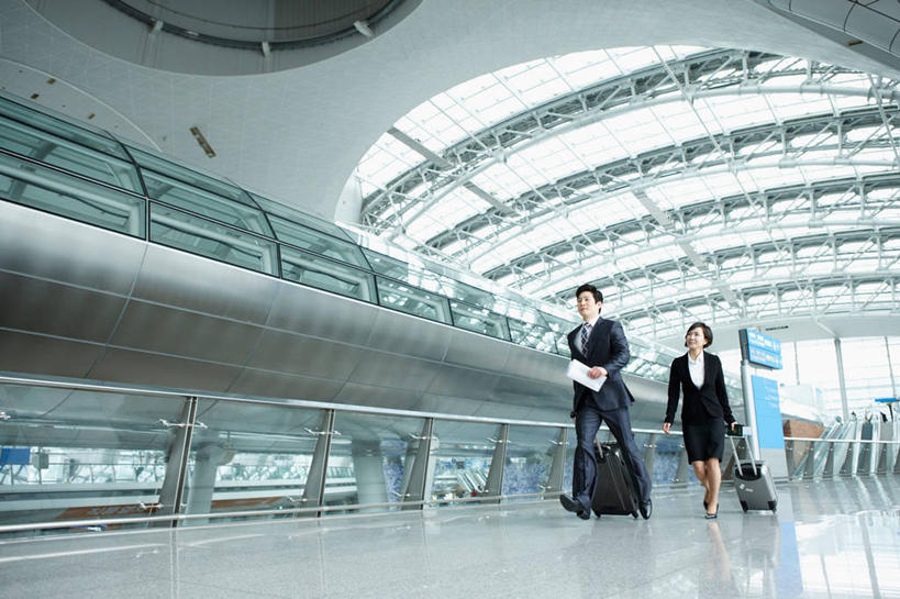 东方人,两个人,同事,商务人士,商务男性,商务女性,走,拉,横图,室内,白天,仰视,衬衫,成功,合作,团队,集体,信心,机器,窗户,亚洲,套装,拉杆箱,旅行箱,领带,注视,黄种人,队伍,玻璃窗,行李箱,箱子,观察,看,观看,出差,制造,机床,察看,领导,象征,庄重,成就,关注,商务装,身份,合伙,领袖,工薪阶层,车床,正式,地位,男人,男性,年轻男性,年轻女性,女人,女性,亚洲人,白领,上班族,步行,散步,走路,彩图,低角度拍摄,全身,衬衣,旅行,工具机,工作母机,机票