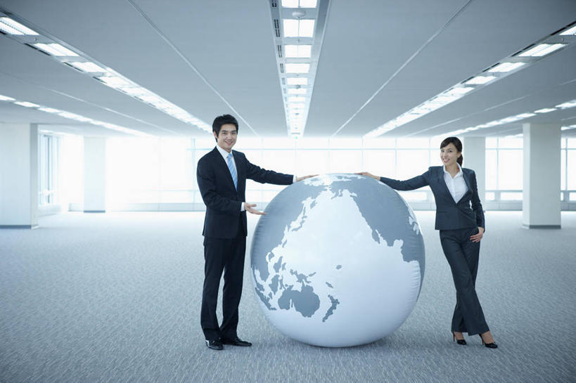 东方人,两个人,同事,商务人士,商务男性,商务女性,站,横图,室内,白天,正面,衬衫,成功,合作,团队,集体,信心,仪器,海洋,地图,照明,亚洲,撑,套装,网格,地球仪,线条,世界地图,地球,陆地,灯光,领带,全球,注视,黄种人,队伍,顶灯,灯,球,一个,经纬线,模型,灯具,观察,看,站着,球体,地理,国家,单个,观看,照亮,大陆,察看,世界,领导,撑着,象征,庄重,照明设备,成就,关注,商务装,身份,纬线,合伙,领袖,版图,经线,工薪阶层,经纬仪,地理学,正式,地位,男人,男性,年轻男性,年轻女性,女人,女性,亚洲人,白领,上班族,站立,彩图,全身,衬衣,大洋,大洲