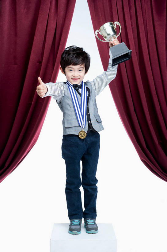 东方人,儿童,一个人,舞台,站,举,笑,微笑,露齿笑,竖图,室内,白天,正面,纯洁,智慧,成功,胜利,剧院,亚洲,仅一个男性,仅一个人,握,突出,服装,拿,拿着,注视,休闲装,黄种人,称赞,表扬,小孩,衣服,红色,观察,看,手势,托,站着,仅一个小孩,休闲,休闲服,光彩,可爱,竖,童年,童趣,握着,服饰,帷幕,观看,翘,高,察看,夸奖,优秀,关注,帷幔,奖牌,幕布,荣誉,幕帘,奖品,童真,烂漫,无邪,好,妙,顺利,出色,超群,杰出,卓越,奇妙,荣耀,帷幔布,聪明,光荣,天真,男孩,男人,男性,亚洲人,孩子,大拇指,表演台,举起,举手,举着,向上举,向上伸,向上托,站立,彩图,全身,剧场,奖杯,男生