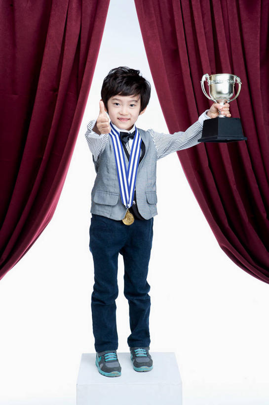 东方人,儿童,一个人,舞台,站,笑,微笑,露齿笑,竖图,室内,白天,正面,纯洁,智慧,成功,胜利,剧院,亚洲,仅一个男性,仅一个人,握,突出,服装,拿,拿着,注视,休闲装,黄种人,称赞,表扬,小孩,衣服,红色,观察,看,手势,站着,仅一个小孩,休闲,休闲服,光彩,可爱,竖,童年,童趣,握着,服饰,帷幕,观看,翘,高,察看,夸奖,优秀,关注,帷幔,奖牌,幕布,荣誉,幕帘,奖品,童真,烂漫,无邪,好,妙,顺利,出色,超群,杰出,卓越,奇妙,荣耀,帷幔布,聪明,光荣,天真,男孩,男人,男性,亚洲人,孩子,大拇指,表演台,站立,彩图,全身,剧场,奖杯,男生
