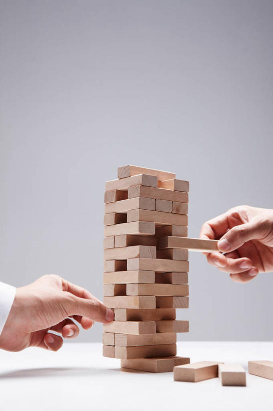 东方人,手,一个人,竖图,室内,特写,白天,正面,游戏,智慧,玩具,亚洲,仅一个男性,仅一个人,握,灰色背景,拿,玩,拿着,黄种人,娱乐,仅一个年轻男性,休闲,手部,积木,益智,握着,摄影,影棚,活动,思维,发泄,消遣,智力,想象,抽积木,宣泄,男人,男性,年轻男性,亚洲人,玩耍,嬉戏,半身,彩图,影棚拍摄,拍摄