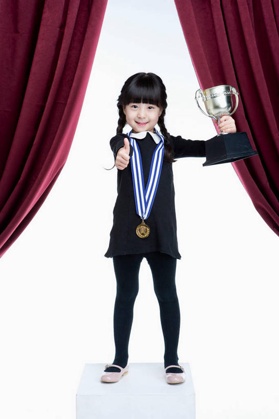 东方人,儿童,一个人,舞台,站,笑,微笑,露齿笑,竖图,室内,白天,正面,纯洁,智慧,成功,胜利,剧院,亚洲,仅一个女性,仅一个人,握,突出,服装,拿,拿着,注视,休闲装,黄种人,称赞,表扬,小孩,衣服,红色,观察,看,手势,站着,仅一个小孩,休闲,休闲服,光彩,可爱,竖,童年,童趣,握着,服饰,帷幕,观看,翘,高,察看,夸奖,优秀,关注,帷幔,奖牌,幕布,荣誉,幕帘,奖品,童真,烂漫,无邪,好,妙,顺利,出色,超群,杰出,卓越,奇妙,荣耀,帷幔布,聪明,光荣,天真,女孩,女人,女性,亚洲人,孩子,大拇指,表演台,站立,彩图,全身,剧场,奖杯,女生