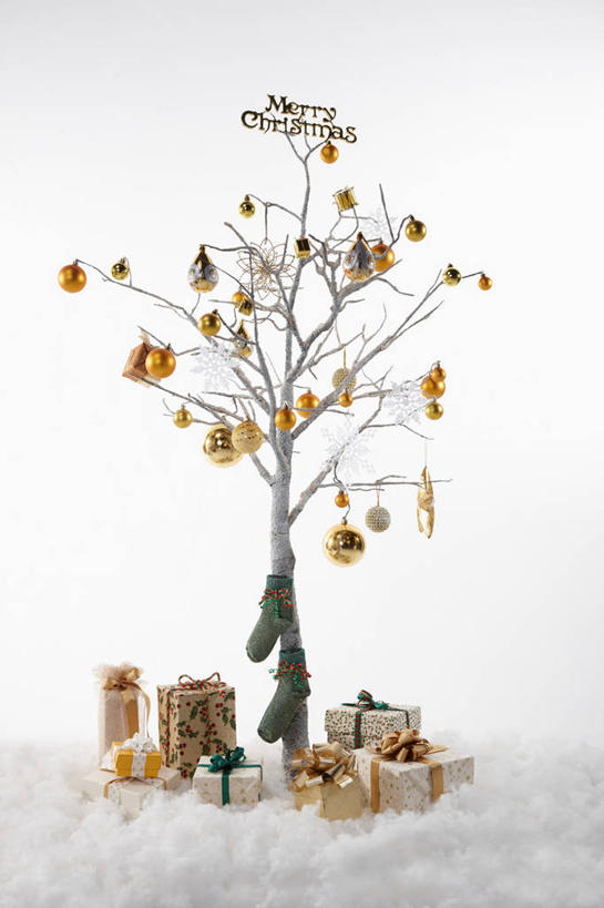 无人,竖图,室内,白天,白色背景,正面,雪,植物,大雪,礼盒,礼物,圣诞节,一堆,许多,阴影,堆叠,堆积,节日,庆祝,装饰,反射,英文,标志,挂饰,丝绸,丝带,文字,影子,纸盒,字符,字母,积雪,雪景,冬季,冬天,圣诞树,枝条,缎带,圣诞球,很多,文化,标识,绸带,盒子,球,树,树木,树枝,绿色,自然,包装盒,蝴蝶结,礼品盒,庆典,球体,寒冷,摄影,礼品,影棚,生长,成长,纪念,堆,捆绑,英文字母,华丽,修饰,点缀,衬托,美观,雅致,雅观,严寒,绑缚,虬枝,枝杈,彩图,影棚拍摄,拍摄