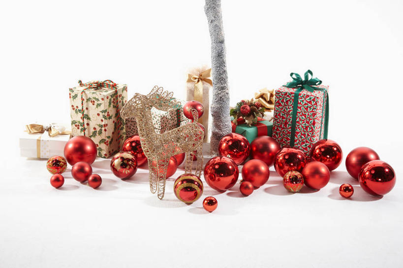 无人,横图,室内,特写,白天,白色背景,正面,植物,礼盒,礼物,圣诞节,许多,阴影,节日,庆祝,装饰,反射,挂饰,丝绸,丝带,影子,纸盒,枝条,缎带,圣诞球,很多,文化,绸带,盒子,球,树,树木,树枝,绿色,自然,包装盒,礼品盒,庆典,球体,摄影,礼品,影棚,生长,成长,纪念,华丽,修饰,点缀,衬托,美观,雅致,雅观,虬枝,枝杈,彩图,影棚拍摄,拍摄