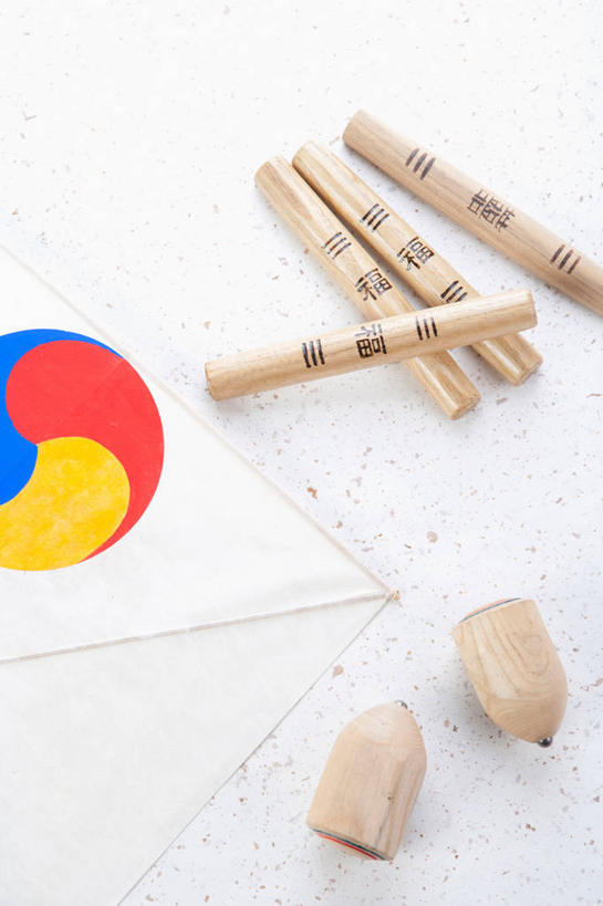 无人,竖图,俯视,室内,特写,白天,白色背景,游戏,静物,棒子,标志,文字,字符,玩,娱乐,标识,一个,风筝,陀螺,休闲,汉字,益智,放风筝,摄影,影棚,单个,活动,纸鸢,发泄,消遣,智力,中文,放鹞子,鹞,鹞子,鸢,木鸢,宣泄,陀罗,干乐,冰尜,打老牛,独乐,国文,华文,玩耍,嬉戏,彩图,高角度拍摄,影棚拍摄,拍摄