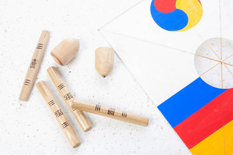 无人,横图,俯视,室内,特写,白天,白色背景,游戏,静物,玩,娱乐,风筝,陀螺,休闲,益智,放风筝,摄影,影棚,活动,纸鸢,发泄,消遣,智力,放鹞子,鹞,鹞子,鸢,木鸢,宣泄,陀罗,干乐,冰尜,打老牛,独乐,玩耍,嬉戏,彩图,高角度拍摄,影棚拍摄,拍摄