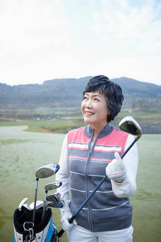 东方人,一个人,站,笑,微笑,露齿笑,竖图,室外,白天,正面,锻炼,旅游,度假,运动,草地,草坪,植物,亚洲,仅一个女性,仅一个人,握,服装,装饰,高尔夫,高尔夫球,云,云朵,球场,拿,云彩,拿着,注视,休闲装,黄种人,娱乐,高尔夫球场,草,树,树木,衣服,蓝色,绿色,白云,蓝天,天空,自然,手套,天,观察,看,站着,享受,休闲,温暖,休闲服,便捷,放松,握着,服饰,仅一个老年女性,生长,晴朗,成长,观看,保暖,华丽,点缀,察看,便利,高尔夫球杆,御寒,关注,灵活,室外运动,绿茵场,户外运动,高尔夫运动,高尔夫球具,高尔夫球杆包,高尔夫拉杆箱,高尔夫拉杆包,衬托,美观,雅致,雅观,高尔夫球运动,老年女性,女人,女性,亚洲人,晴空,站立,半身,彩图,健身,半截手套