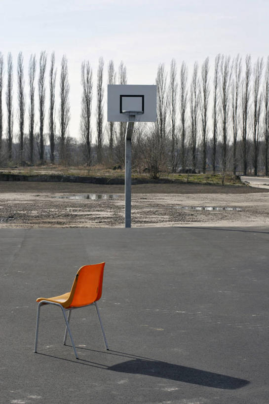 无人,竖图,室外,白天,正面,森林,树林,植物,椅子,阴影,光线,篮球框,影子,塑料,树,树木,蓝色,绿色,蓝天,天空,阳光,自然,塑料制品,天,橙色,篮球网,生长,晴朗,成长,万里无云,篮球板,晴空,晴空万里,彩图