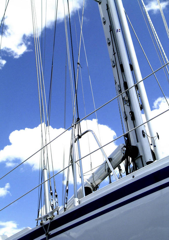 帆船,无人,栏杆,竖图,室外,白天,仰视,船,阴影,光线,影子,云,云朵,围栏,云彩,护栏,蓝色,白云,蓝天,天空,阳光,交通工具,天,晴朗,载具,晴空,彩图,低角度拍摄