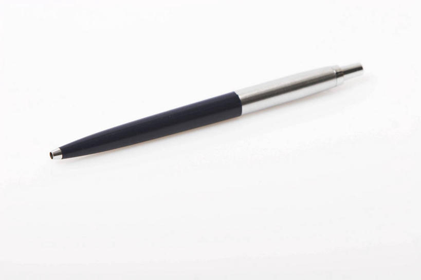 无人,横图,俯视,室内,特写,白天,白色背景,静物,阴影,反射,笔,影子,办公用品,圆珠笔,文具,黑色,学习用品,摄影,影棚,文具用品,一支,彩图,高角度拍摄,影棚拍摄,拍摄